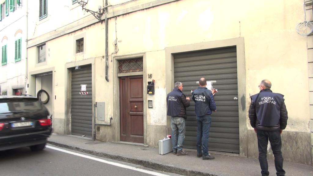 I sigilli messi della municipale a uno dei mercatini etnici del triangolo di via Cironi