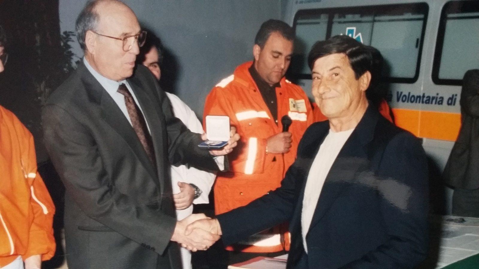 Amleto Guidi premiato dal presidente dell'Svs Cafferata