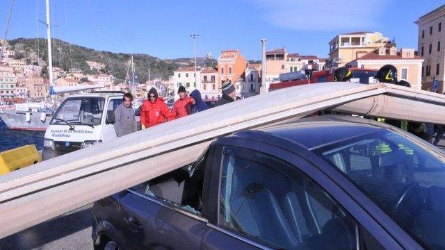 Il palo crollato sull'auto di un 43enne a La Maddalena (foto Andrea Nieddu)