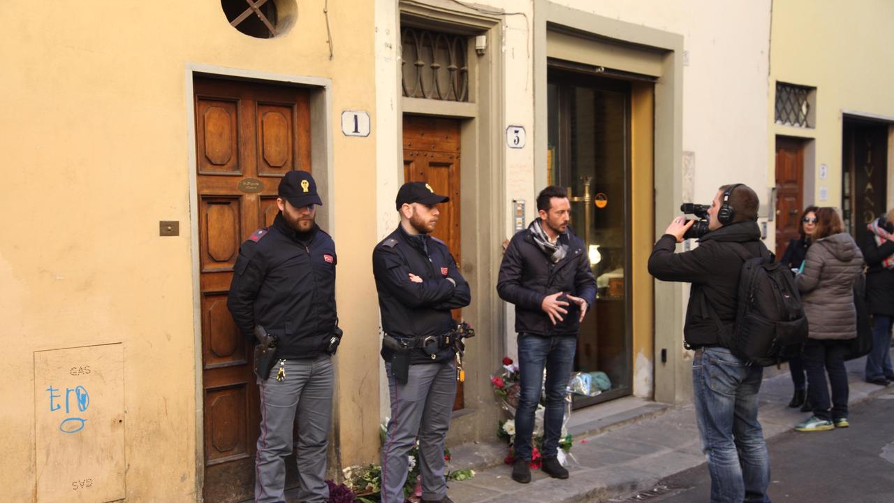 La polizia presidia la casa di Ashley Olsen durante il sopralluogo della scientifica