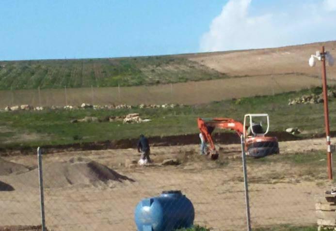Scontro a colpi di ruspa a Mont’e Prama 