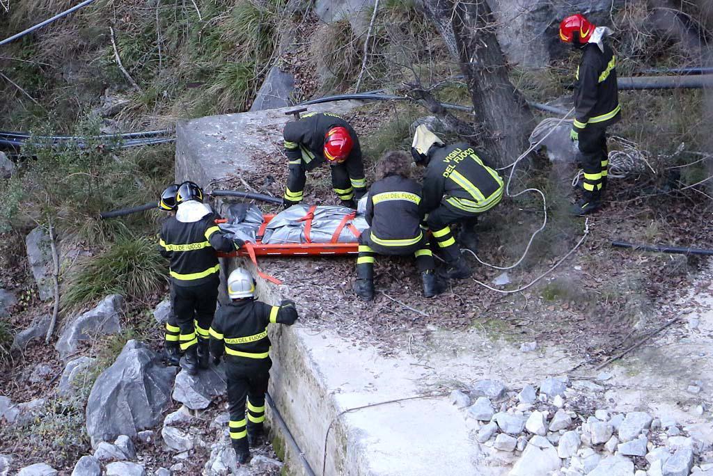 Il recupero del corpo sotto il ponte di Torano