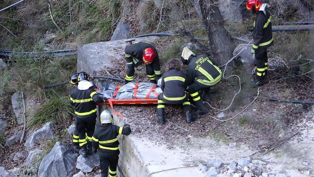 Il recupero del corpo sotto il ponte di Torano