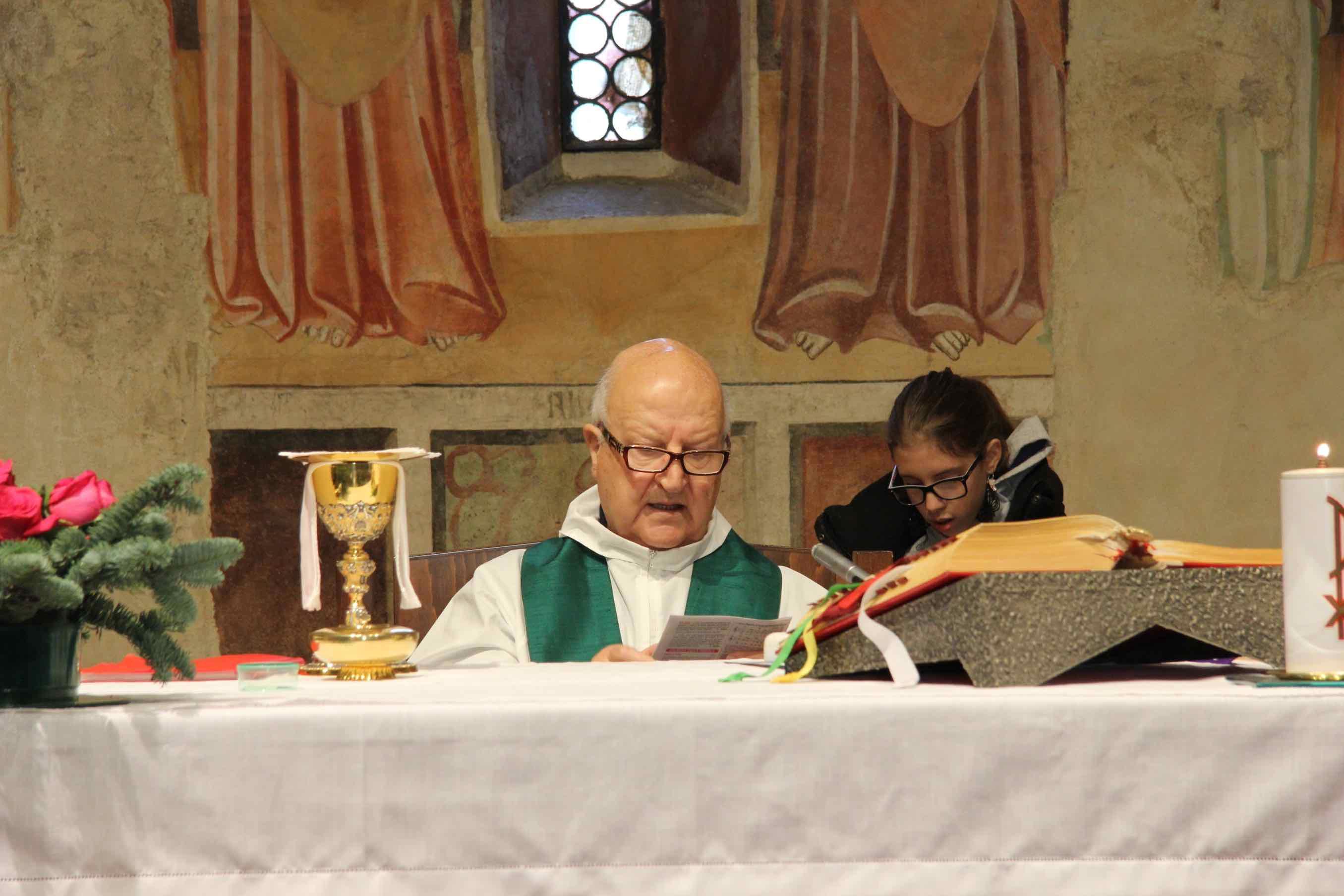 Don Maggini mentre celebra la messa (foto Batavia)
