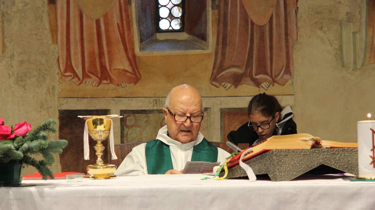 Don Maggini mentre celebra la messa (foto Batavia)