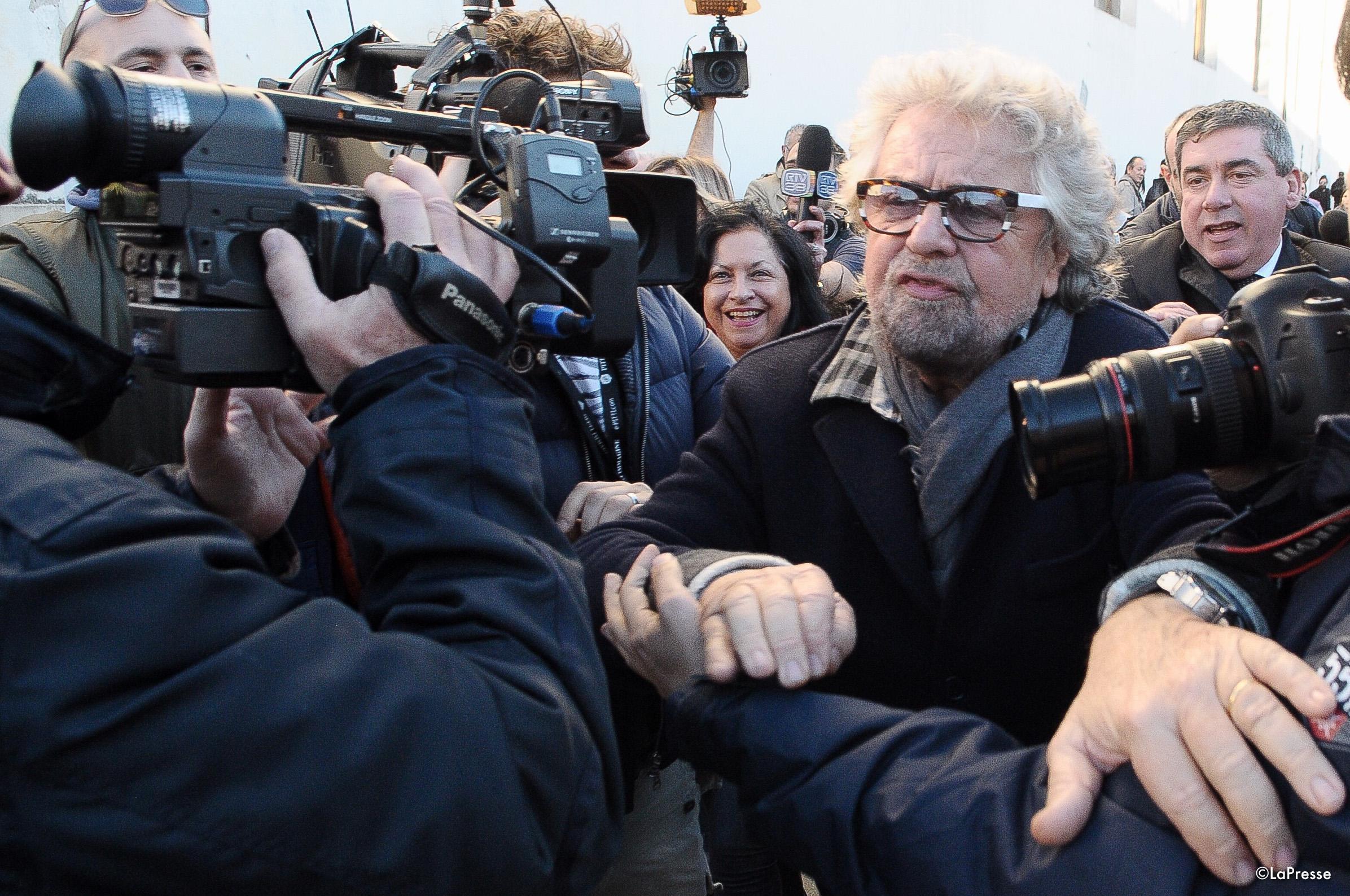 Beppe Grillo si fa largo tra i giornalisti a Pitti Uomo