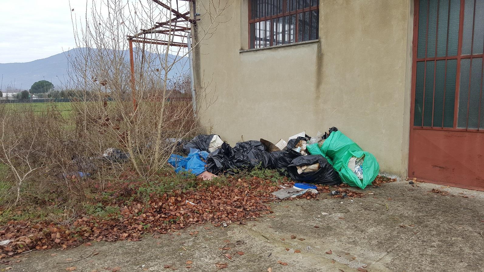 Trentasette multe per abbandono di rifiuti