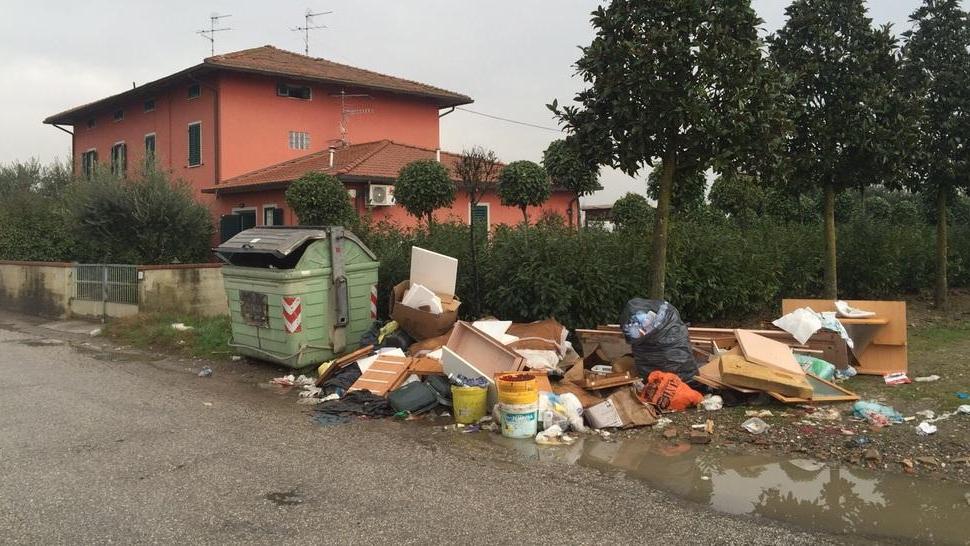 Maxi discarica di rifiuti al confine tra Pistoia e Quarrata
