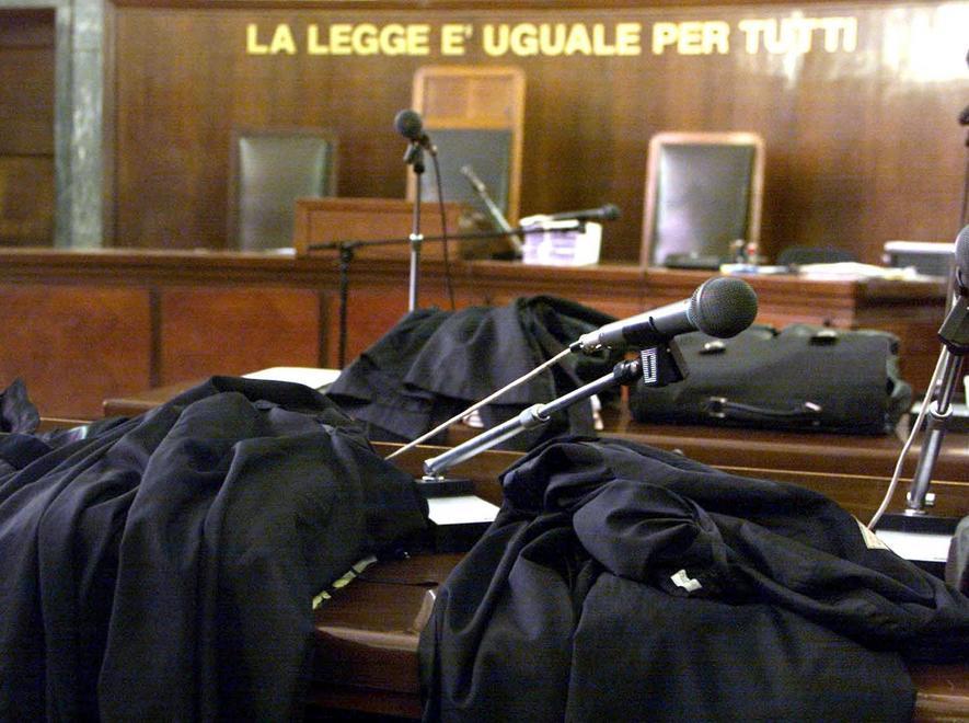 È accusato d’aver fatto il tassista a due trans
