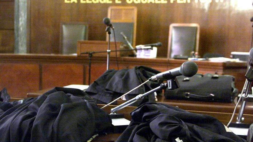 È accusato d’aver fatto il tassista a due trans