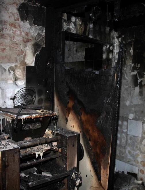 Magazzino in fiamme in via Coppino 