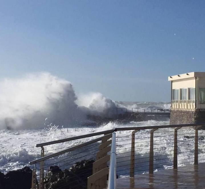 Lungomare invaso dalle onde