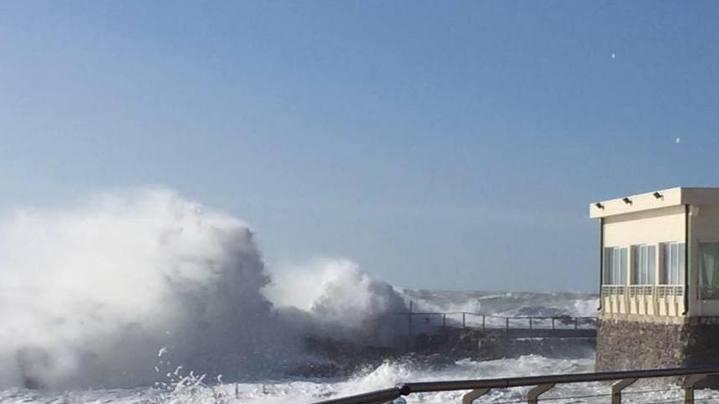Lungomare invaso dalle onde