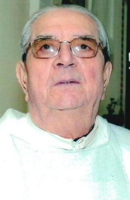 I fedeli salutano padre Agostino Ricci