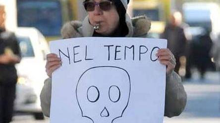 Una nuova protesta pirotecnica contro la ditta Costa