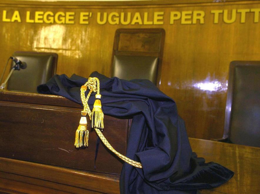 Denuncia l’agente che lo interroga 