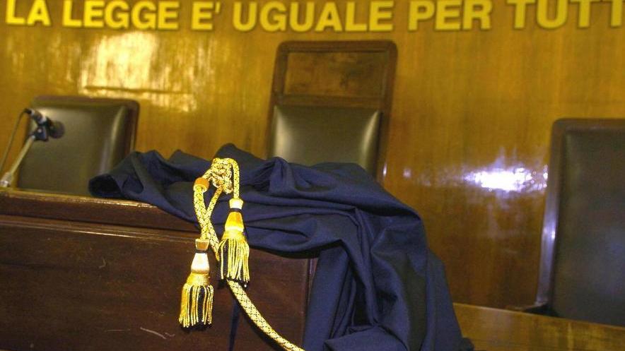Denuncia l’agente che lo interroga