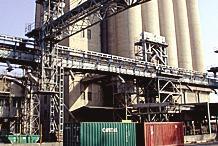 Un boato, poi le fiamme Paura in un silos al porto