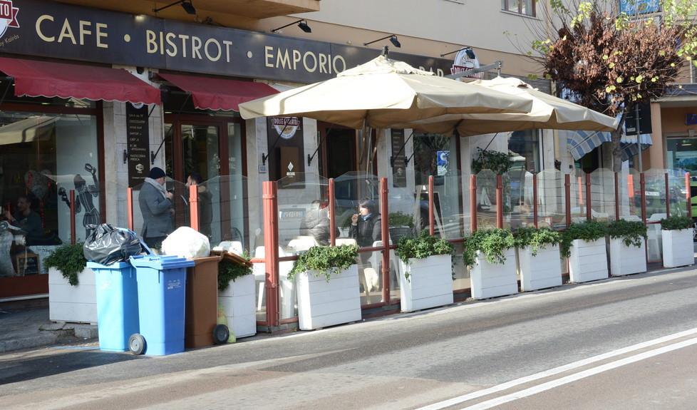 Un gazebo di un bar in viale Aldo Moro