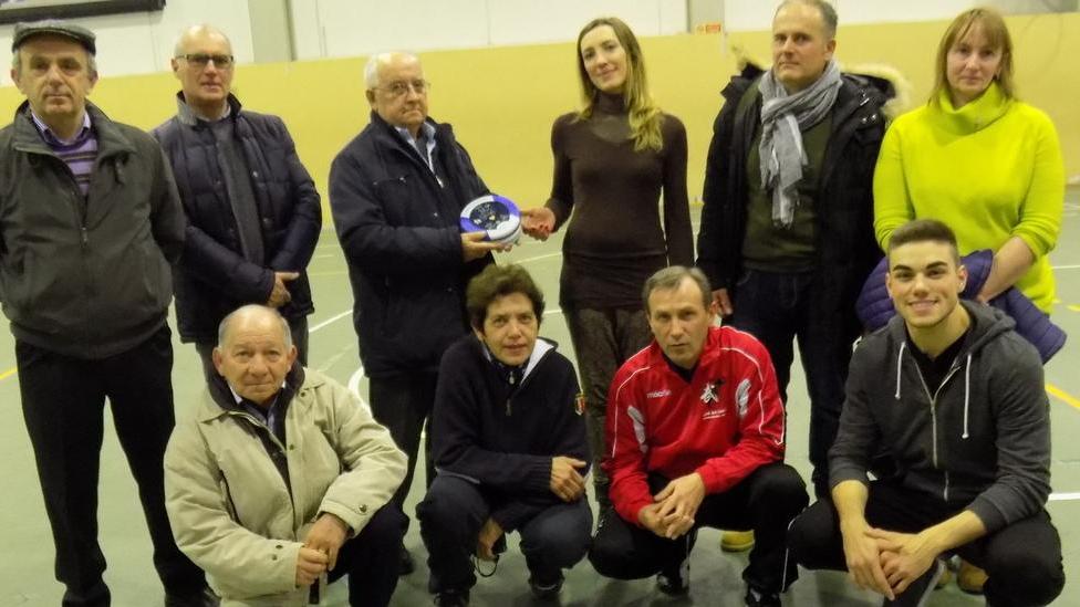 Un defibrillatore è il regalo del centro di Borgo