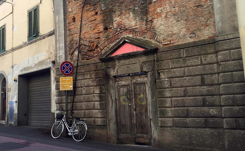 La porta dell'oratorio di San Giuseppe chiusa con un lucchetto (foto di Franco Silvi)