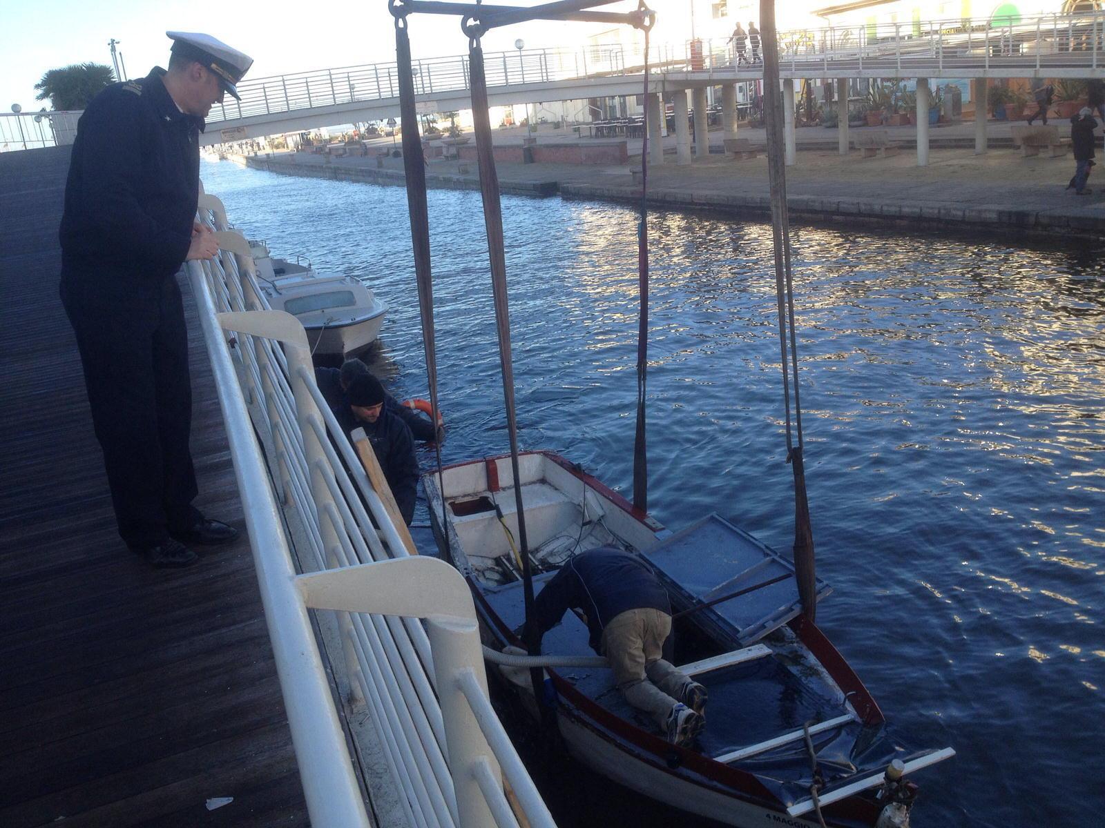 Una delle due barche recuperate dalla Capitaneria di porto di Viareggio