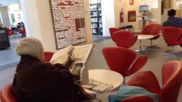 La sala lettura della biblioteca Lazzerini (foto Batavia)