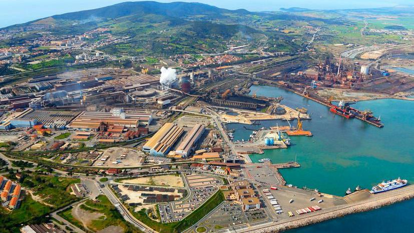 Il porto e la zona industriale di Piombino (foto Paolo Barlettani)