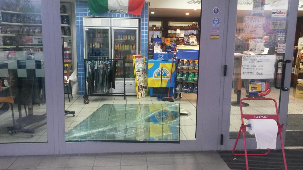 La vetrina sfondata dai ladri al distributore Q8 (foto Barghigiani)