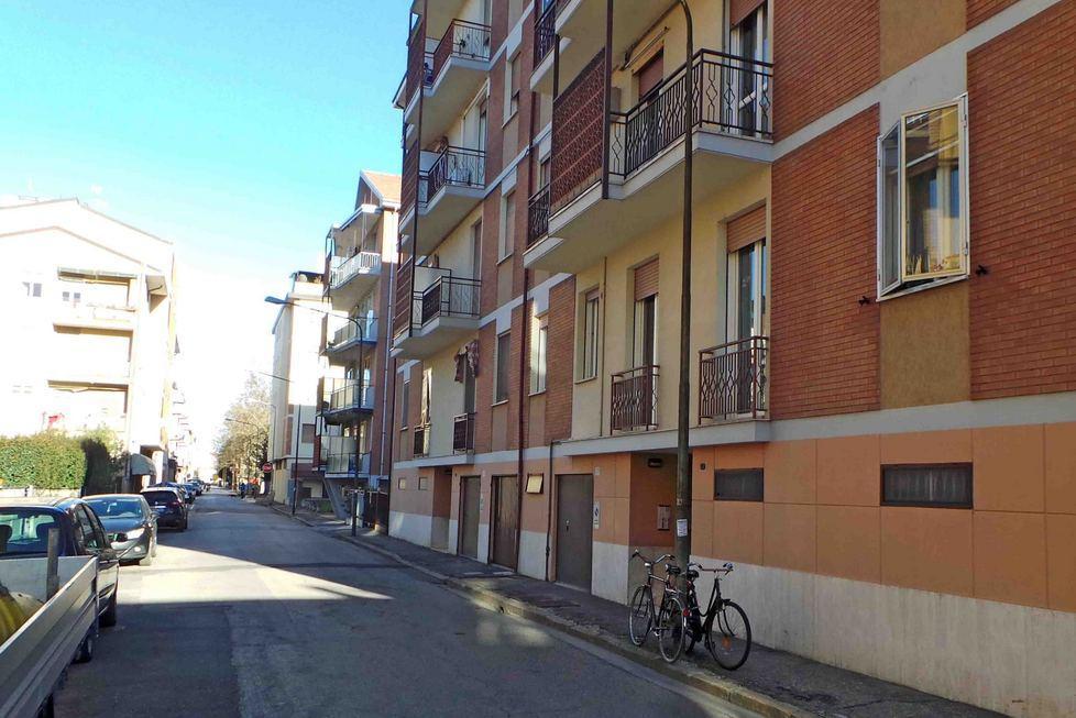 Ferrara, trascinata per metri dallo scippatore 