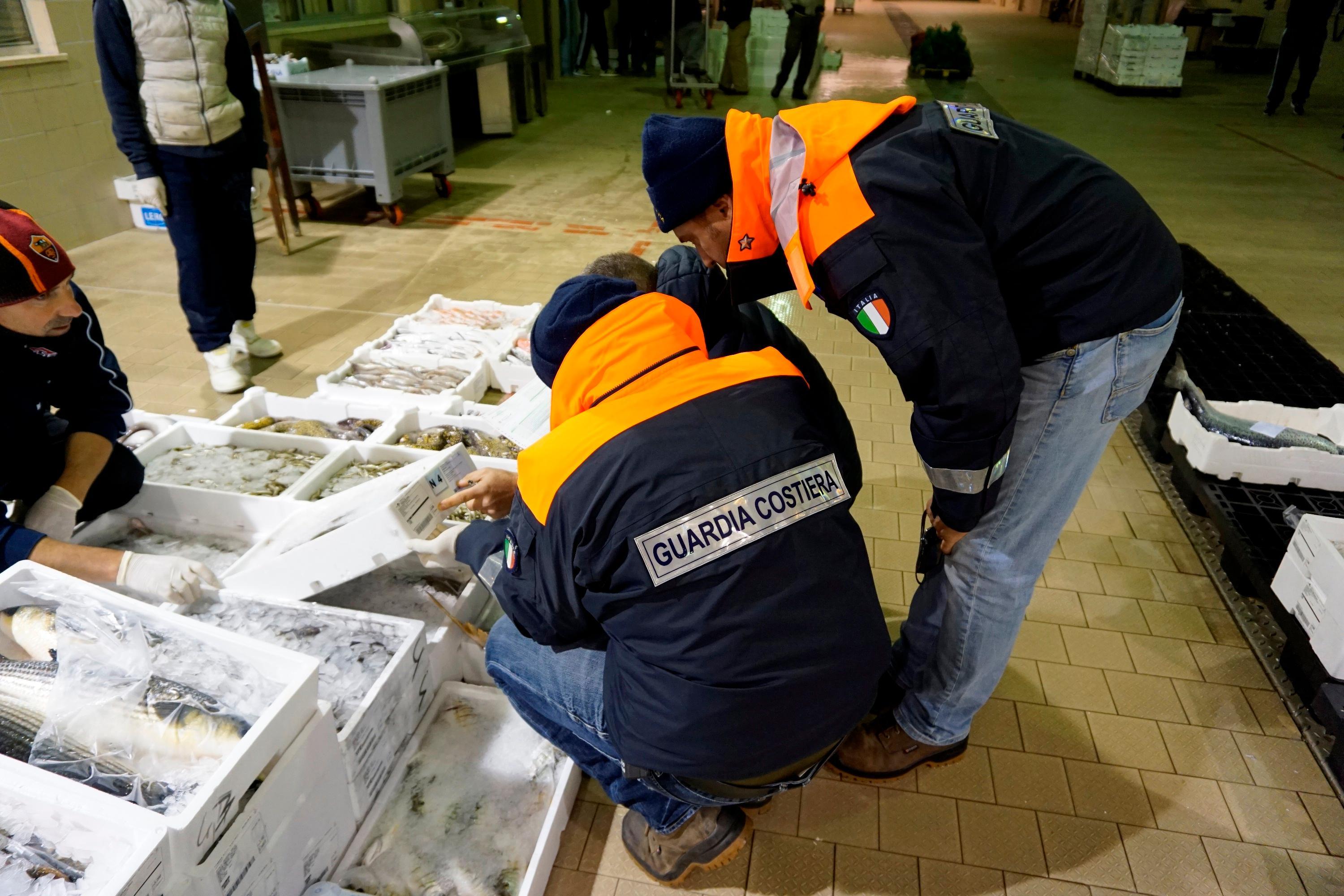 Cagliari, controlli sulla pesca e nei ristoranti: multe per 190mila euro
