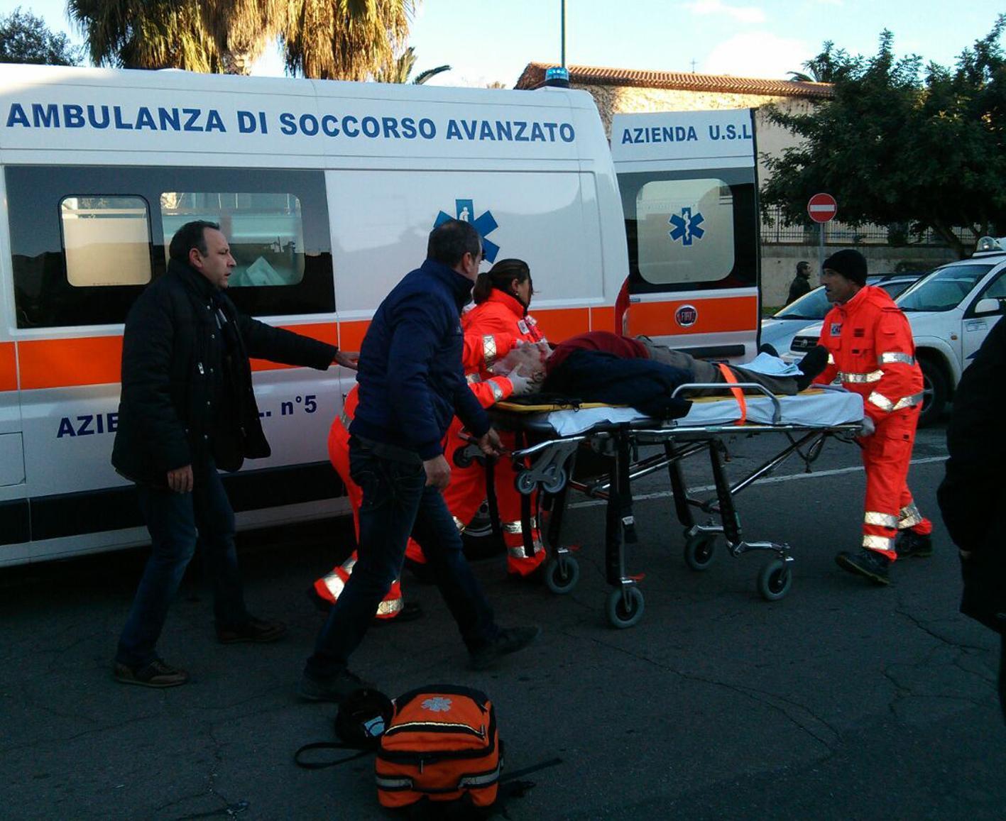 L'assessore Efisio Sanna accanto alla barella in cui fu caricato il pensionato