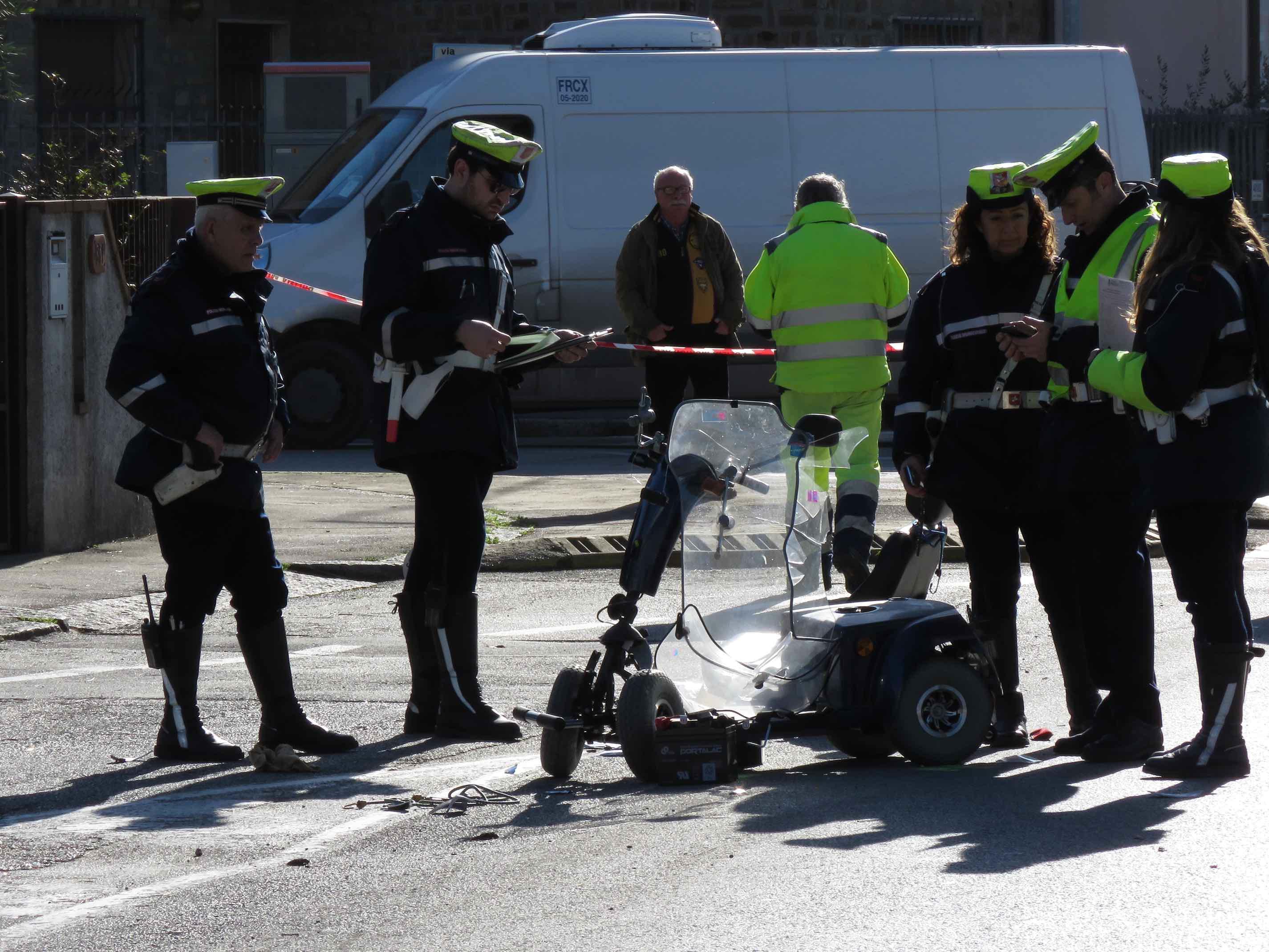 La scena dell'incidente in via Roma (foto Batavia) 