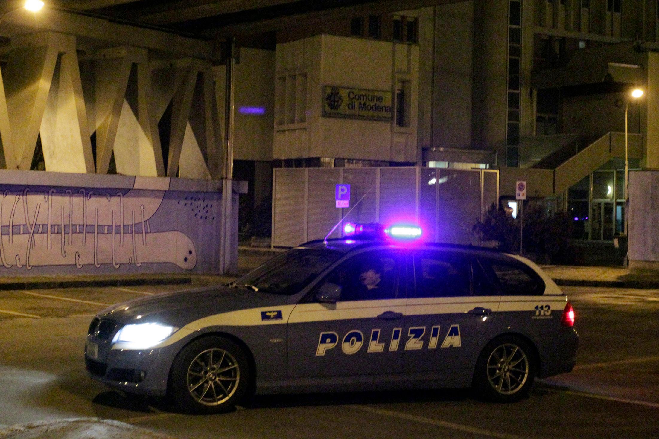 Inseguimento a Reggio, auto rubata si schianta in largo Gerra