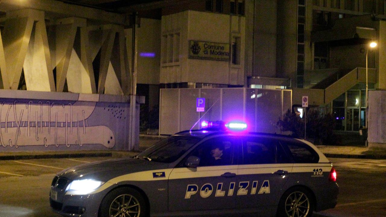 Inseguimento a Reggio, auto rubata si schianta in largo Gerra