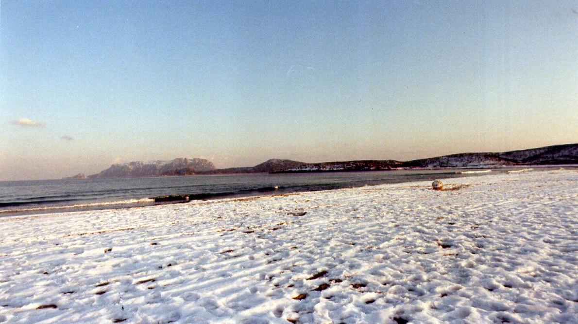 La neve sulla spiaggia di Pittulongu a Olbia nel gennaio del 1985 (Foto Gavino Sanna)