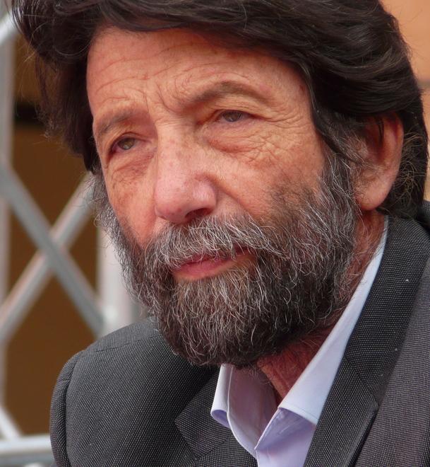 Cacciari a Modena: nell’opera moderna il tragico che suscita il sorriso 