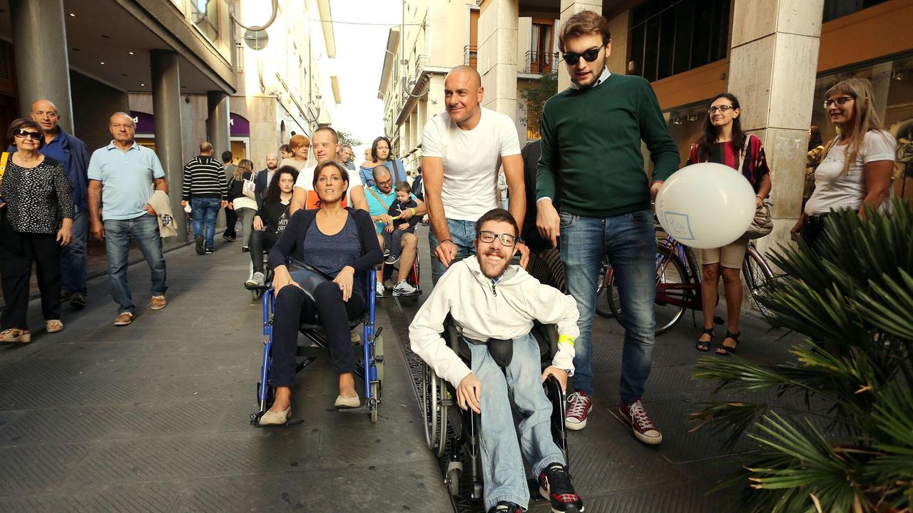 Iacopo Melio durante la "skarrozzata" in centro a Empoli (foto agenzia Carlo Sestini)