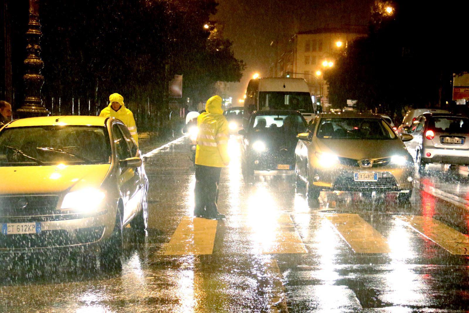 I soccorsi in via Carducci (foto Pentafoto/Marzi)