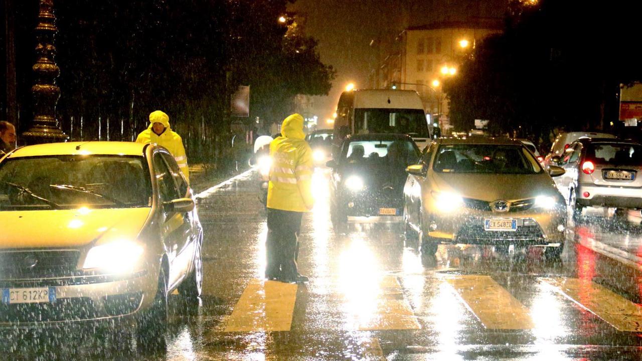 I soccorsi in via Carducci (foto Pentafoto/Marzi)