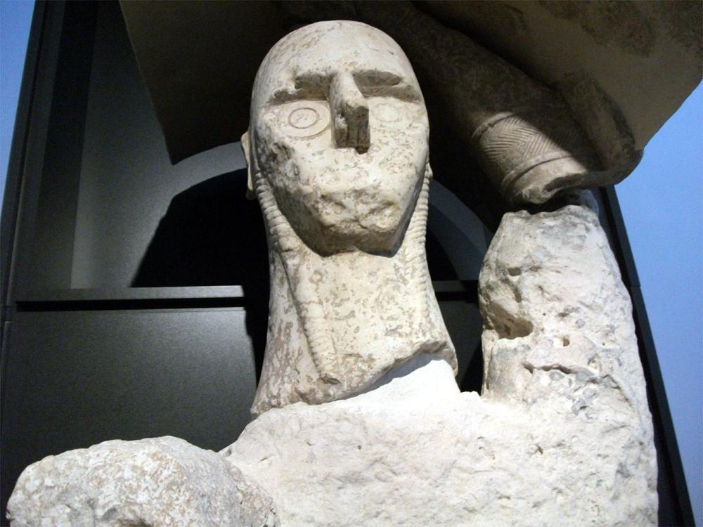 Una statua di Mont'e Prama nel museo di Cabras