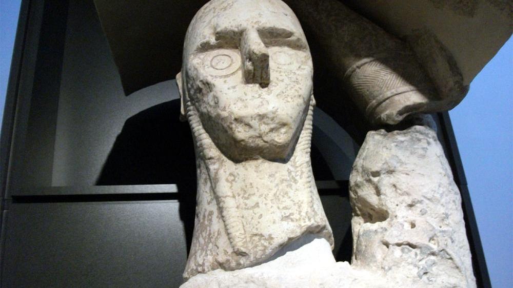 Una statua di Mont'e Prama nel museo di Cabras