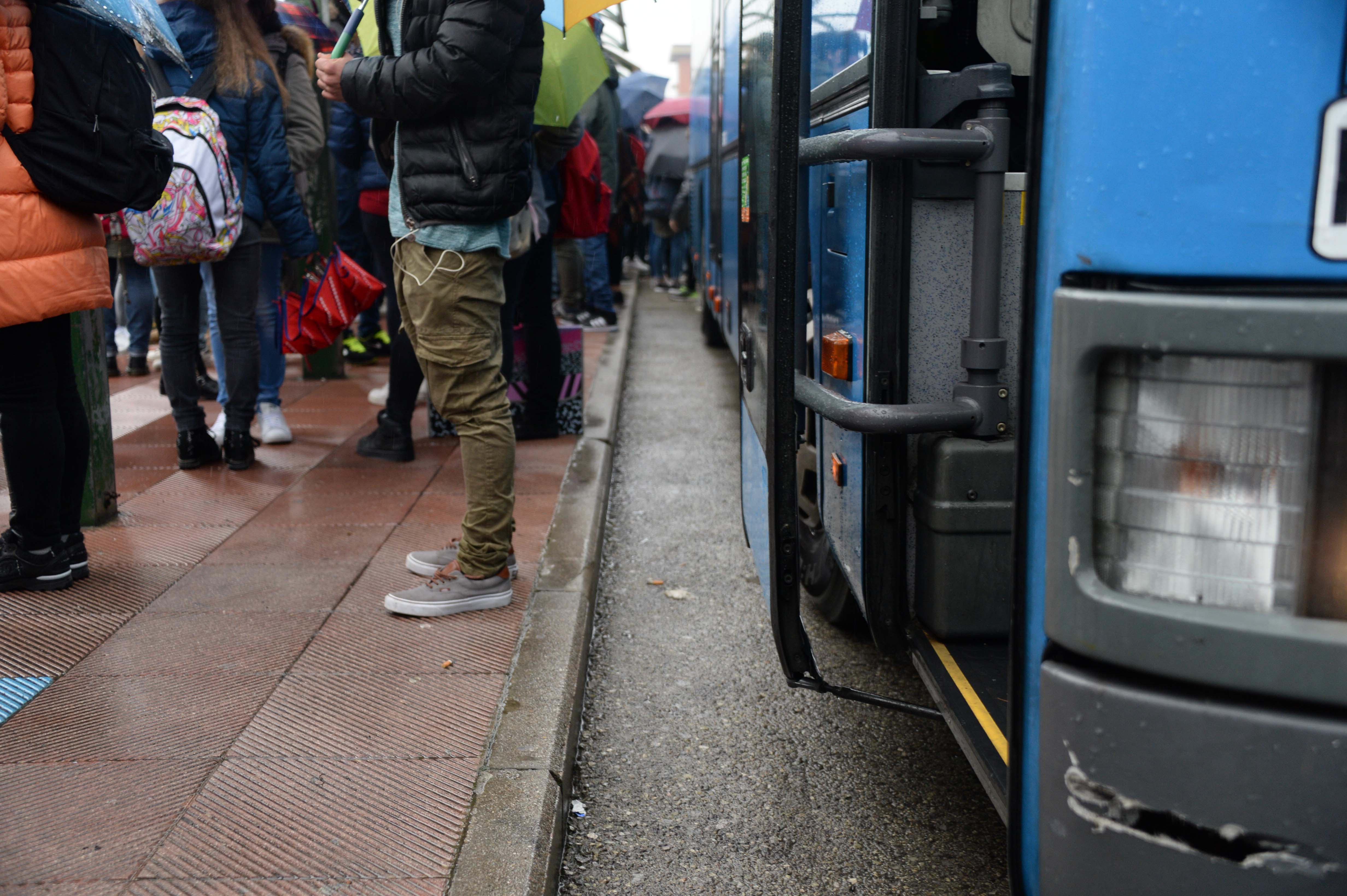 Un autobus con alcuni studenti (foto Silvi)