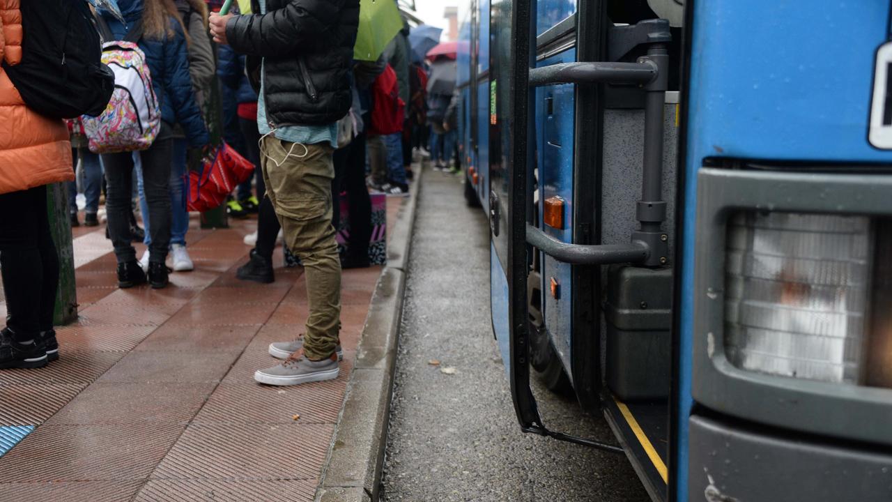 Un autobus con alcuni studenti (foto Silvi)