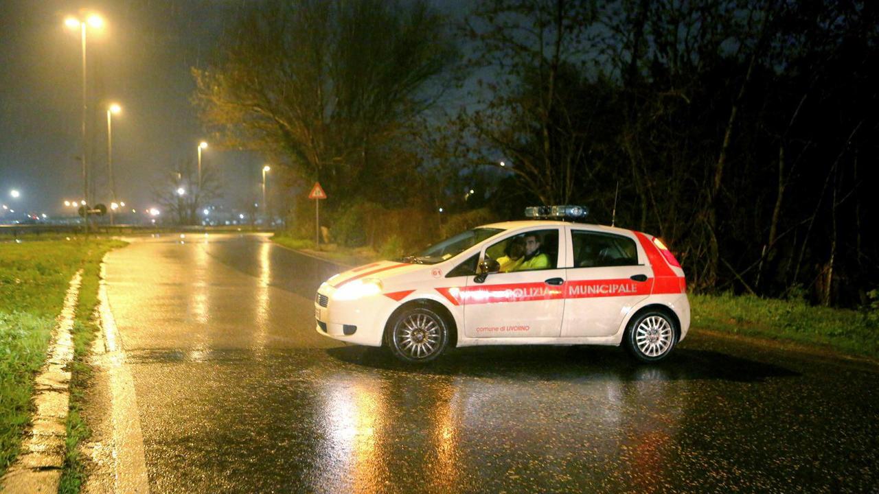 Municipale al lavoro su via Firenze