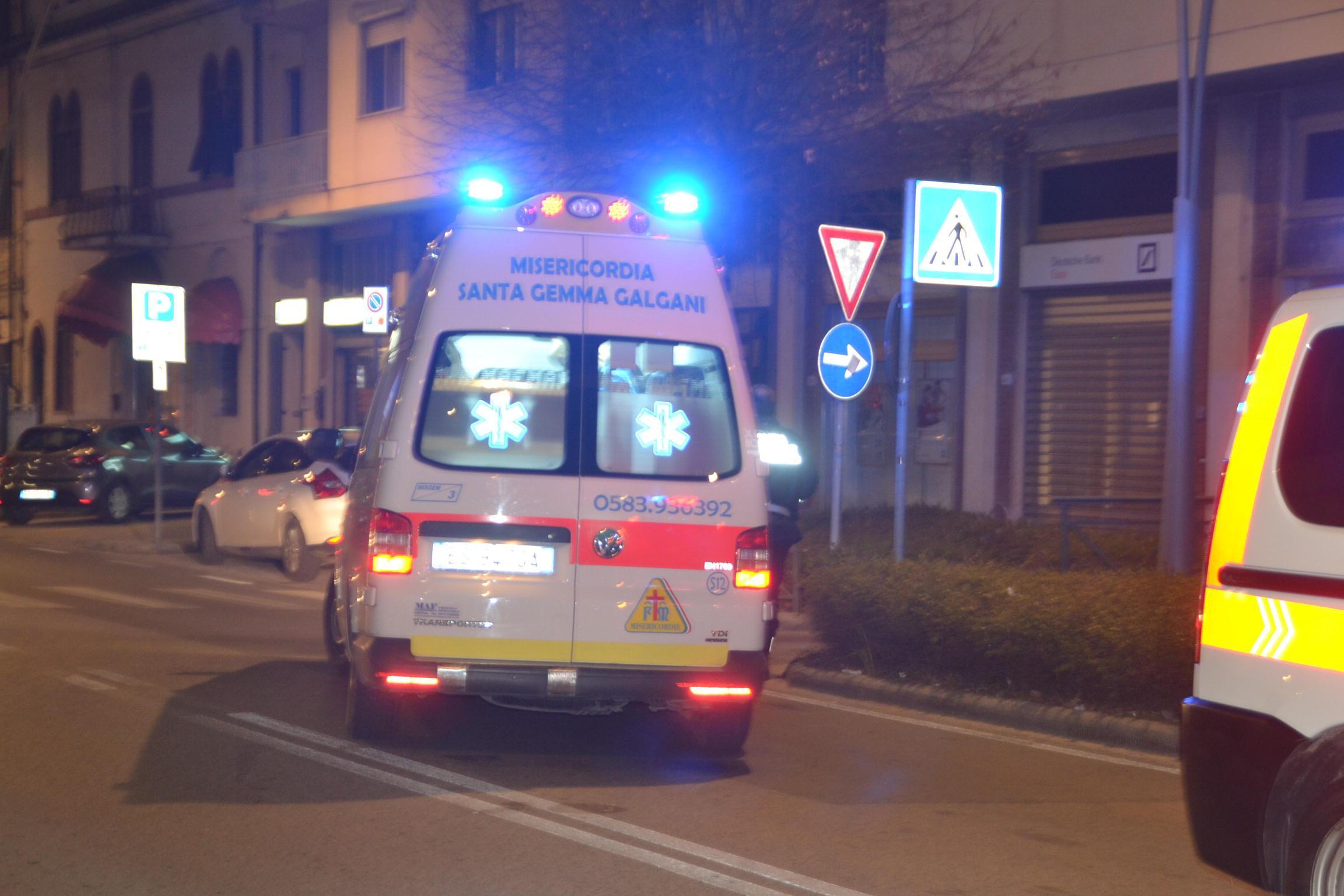 Un'ambulanza in azione (foto archivio)