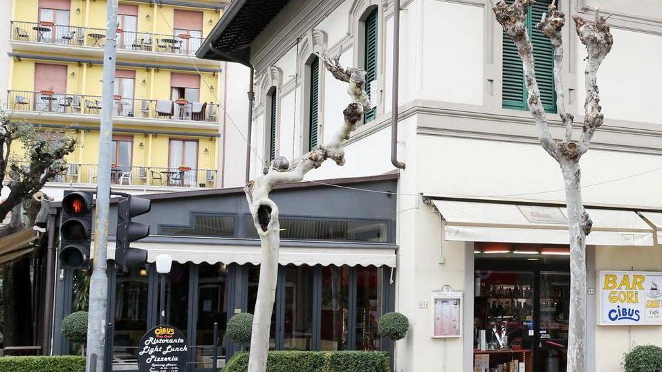 Il gazebo del Bar Gori Cibus in corso Matteotti (foto Nucci)