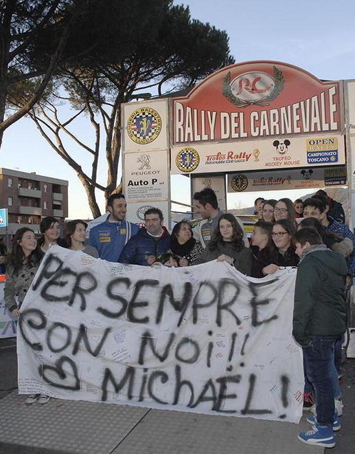 Sull'albero di Michael nel cortile della scuola oggi brilla la targa 