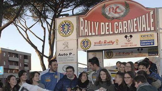 Sull'albero di Michael nel cortile della scuola oggi brilla la targa
