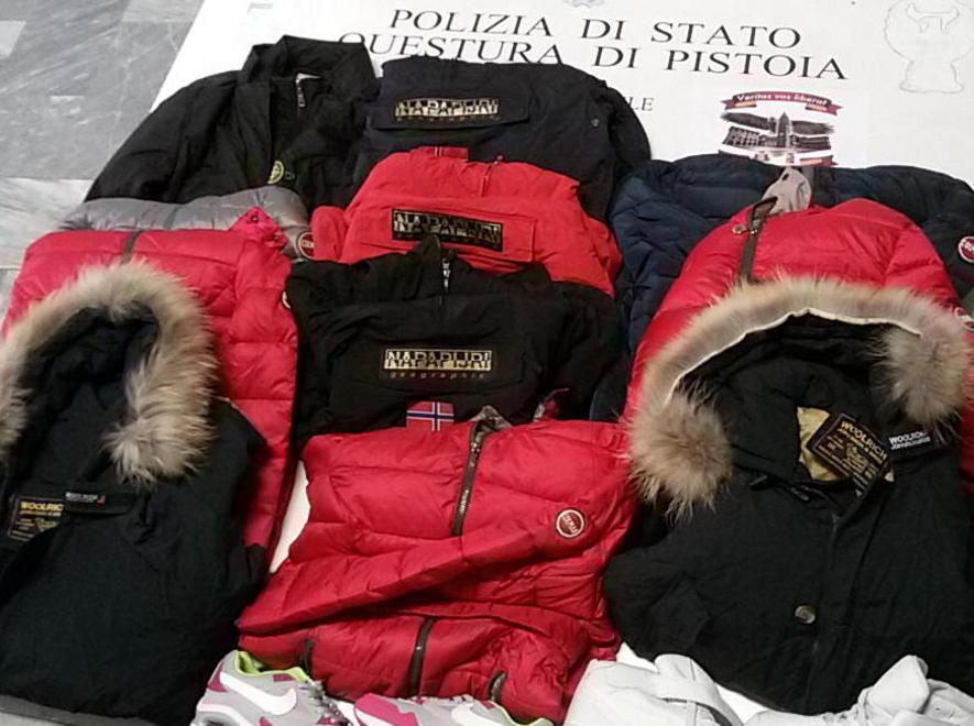 Nasconde cocaina nei giubbotti contraffatti 